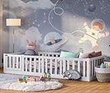 Bellabino Tapi Kinderbett 90 x 200 cm, Montessori Bodenbett inkl. Rausfallschutz und Lattenrost mit Tür für Jungen und Mädchen aus Kiefer Massivholz weiß lackiert